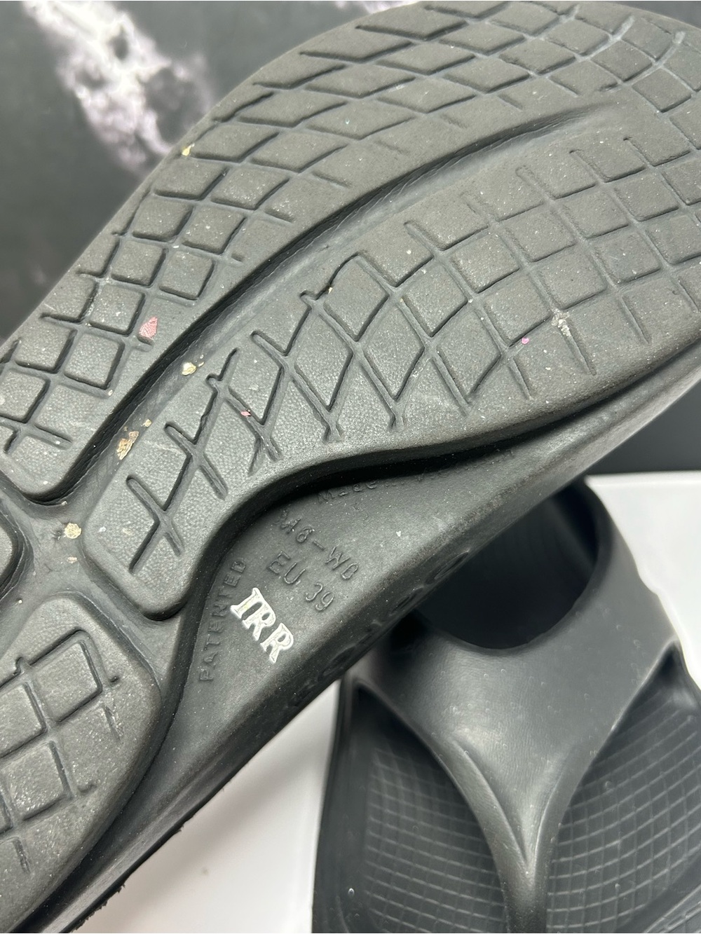 OOFOS Black Recovery Flip Flops size 8 - Picture 4 of 4